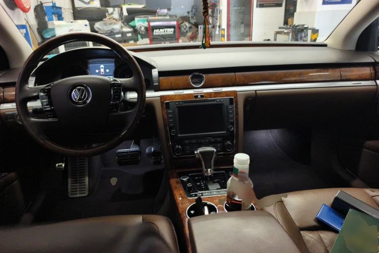 Used Volkswagen Phaeton 2014 3.0L Executive Model Center Console