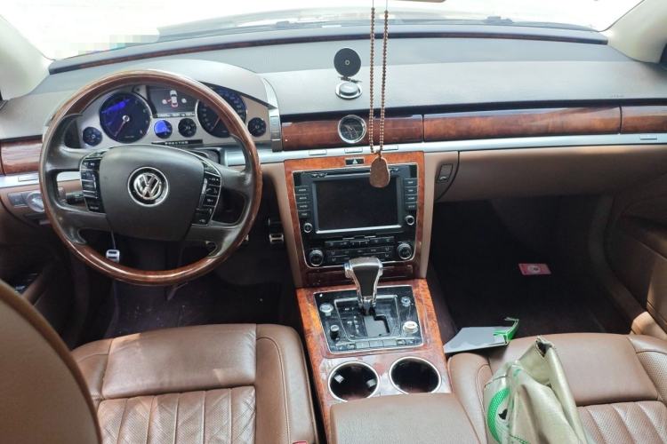 Used Volkswagen Phaeton 2014 3.0L Executive Model Center Console
