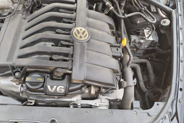 Used Volkswagen Phaeton 2014 3.0L Business Model Engine Bay Left