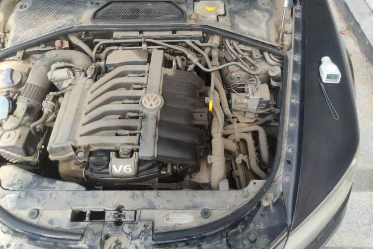 Used Volkswagen Phaeton 2014 3.0L Executive Model Engine Bay Left