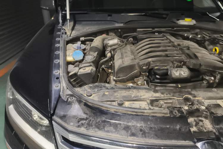 Used Volkswagen Phaeton 2014 3.0L Executive Model Engine Bay Right