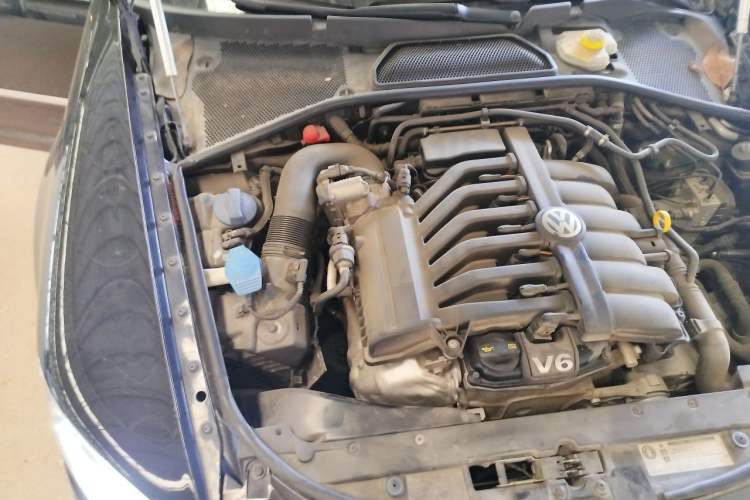 Used Volkswagen Phaeton 2014 3.0L Business Model Engine Bay Right