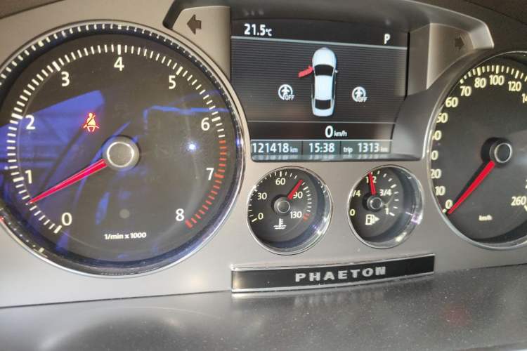 Used Volkswagen Phaeton 2014 3.0L Business Model Odometer Close Up