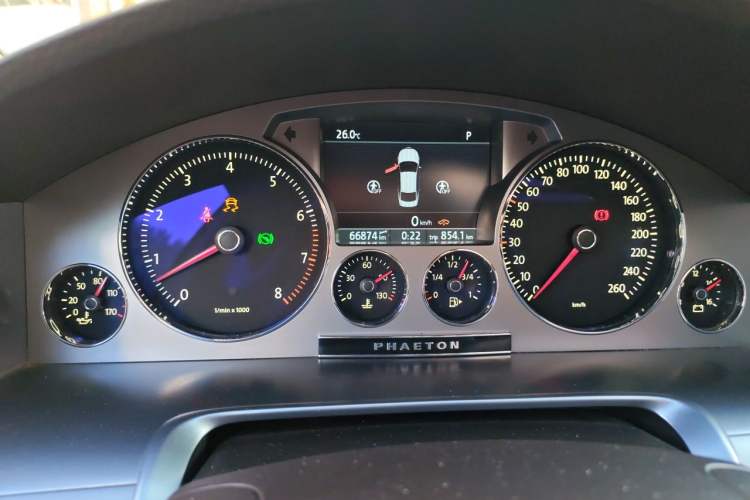 Used Volkswagen Phaeton 2014 3.0L Business Model Odometer Close Up