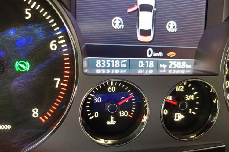 Used Volkswagen Phaeton 2014 3.0L Business Model Odometer Close Up