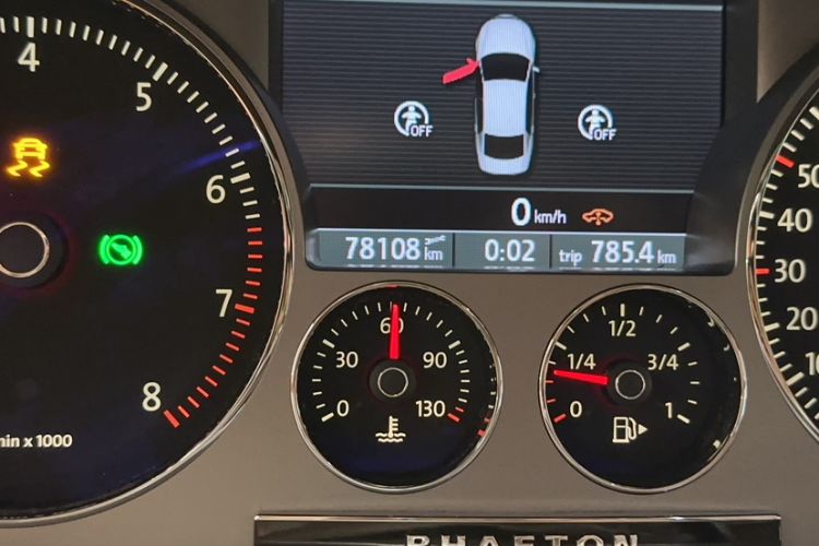 Used Volkswagen Phaeton 2014 3.0L Business Model Odometer Close Up