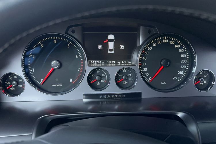 Used Volkswagen Phaeton 2014 3.0L Business Model Odometer Close Up