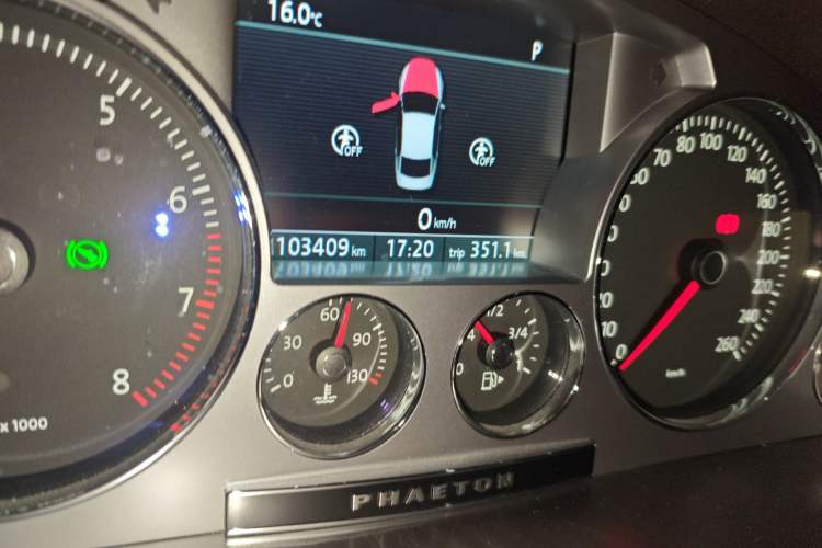 Used Volkswagen Phaeton 2014 3.0L Business Model Odometer Close Up