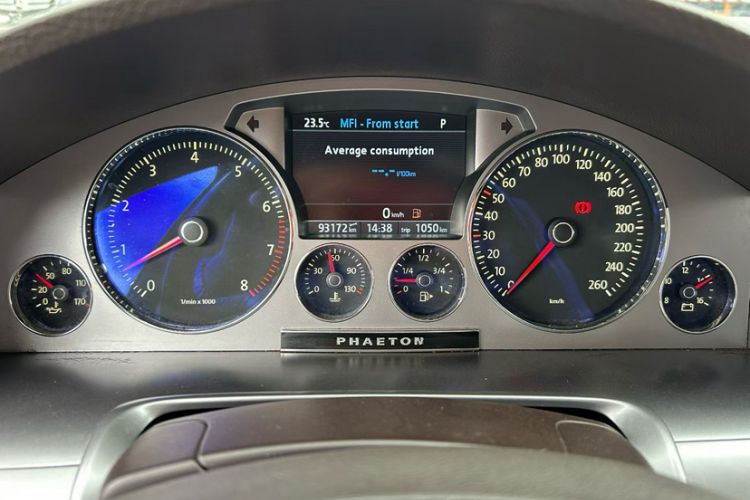 Used Volkswagen Phaeton 2014 3.0L Business Model Odometer Close Up