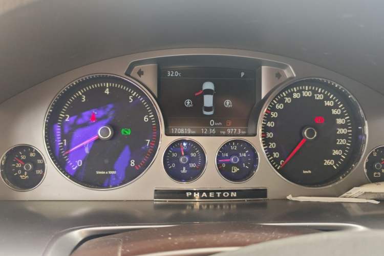 Used Volkswagen Phaeton 2014 3.0L Business Model Odometer Close Up
