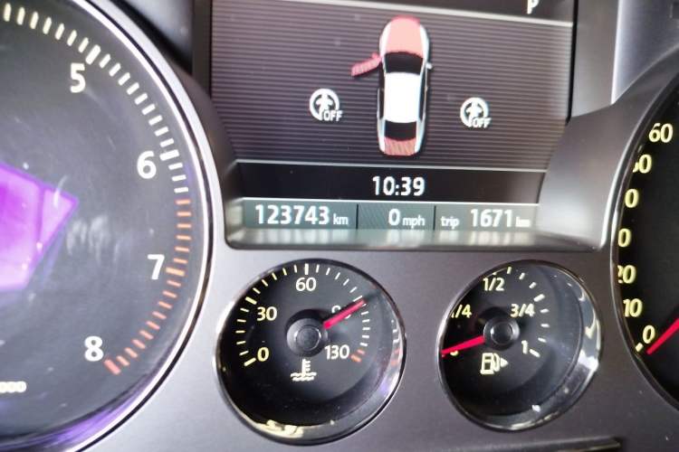 Used Volkswagen Phaeton 2014 3.0L Business Model Odometer Close Up