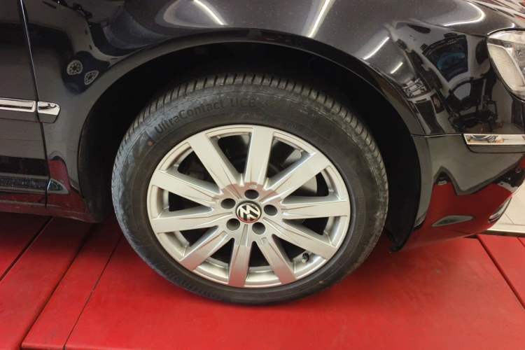 Used Volkswagen Phaeton 2014 3.0L Executive Model Right Front Wheel Hub