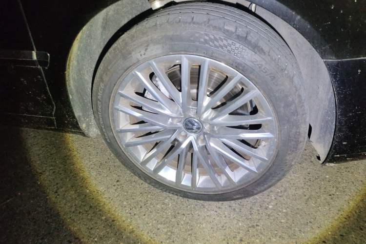 Used Volkswagen Phaeton 2014 3.0L Business Model Right Front Wheel Hub