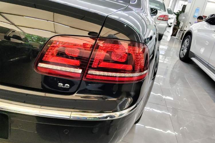 Used Volkswagen Phaeton 2014 3.0L Business Model Right Rear Taillight