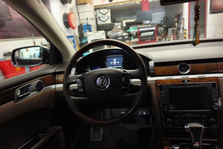 Used Volkswagen Phaeton 2014 3.0L Executive Model Steering Wheel