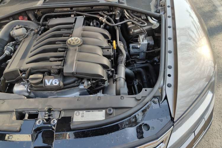 Used Volkswagen Phaeton 2014 3.0L Executive Model Engine Bay Left