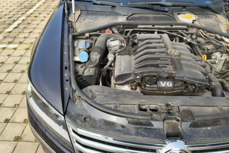 Used Volkswagen Phaeton 2014 3.0L Business Model Engine Bay Right