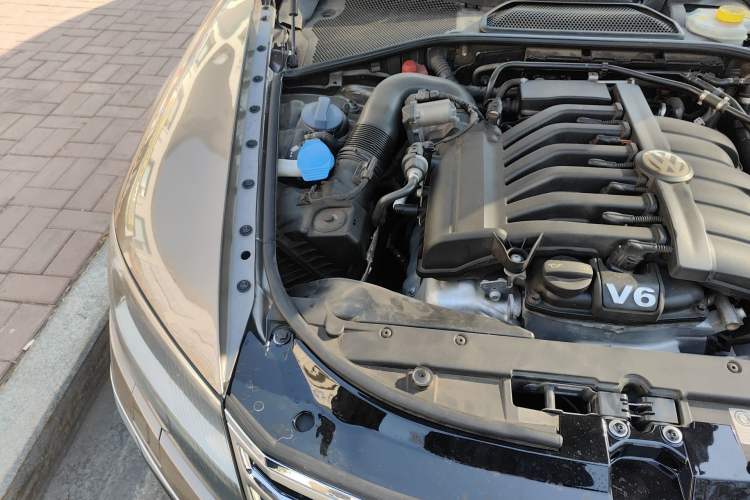 Used Volkswagen Phaeton 2014 3.0L Executive Model Engine Bay Right