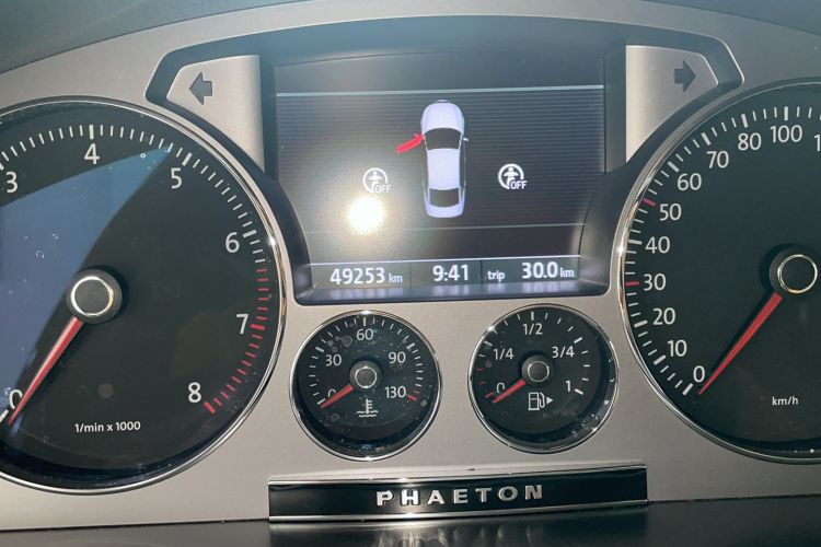 Used Volkswagen Phaeton 2014 3.0L Business Model Odometer Close Up