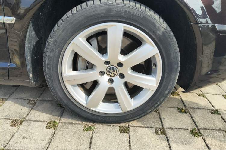 Used Volkswagen Phaeton 2014 3.0L Business Model Right Front Wheel Hub