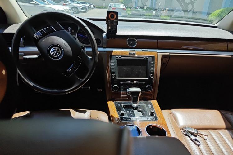 Used Volkswagen Phaeton 2014 3.0L Business Model Center Console