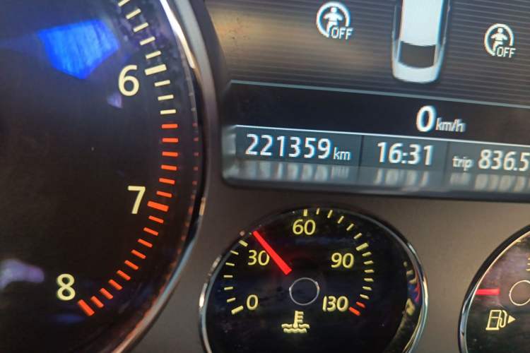 Used Volkswagen Phaeton 2014 3.0L Business Model Odometer Close Up