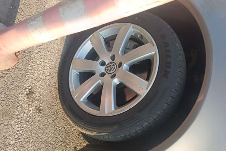 Used Volkswagen Phaeton 2014 3.0L Business Model Right Front Wheel Hub