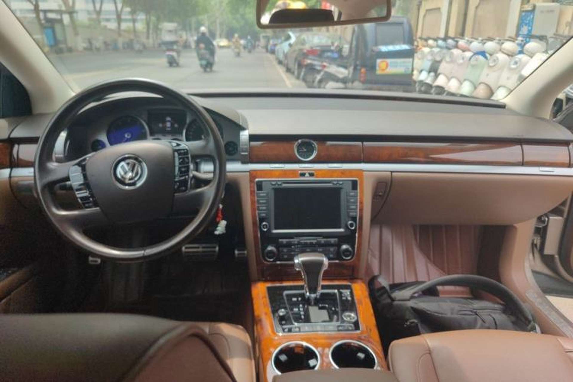 Used Volkswagen Phaeton 2014 3.0L Business Model Center Console