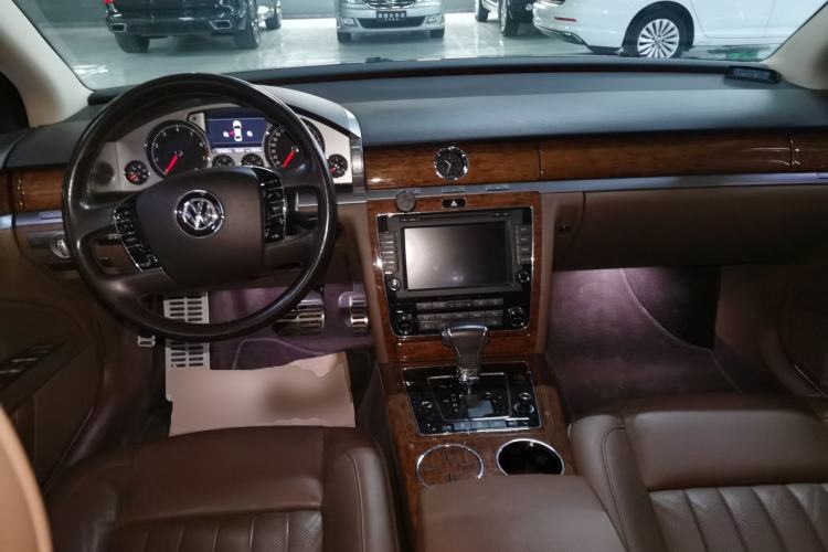 Used Volkswagen Phaeton 2014 3.0L Business Model Center Console