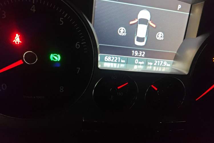 Used Volkswagen Phaeton 2014 3.0L Business Model Odometer Close Up