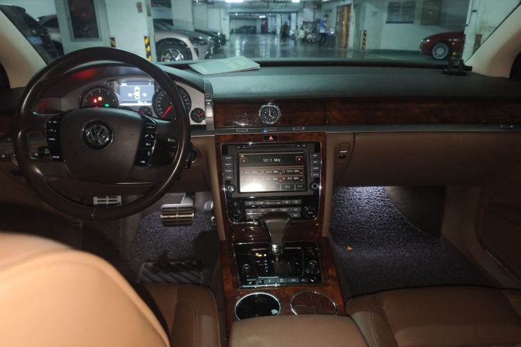 Used Volkswagen Phaeton 2015 3.0L Smart Edition Center Console