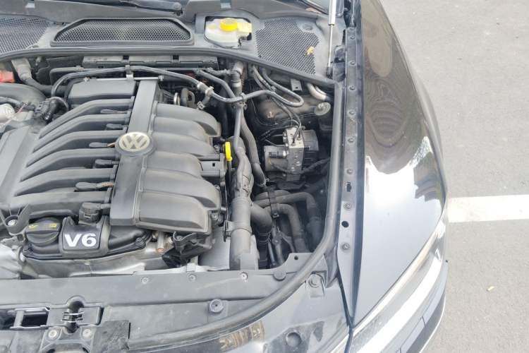 Used Volkswagen Phaeton 2015 3.0L Smart Edition Engine Bay Left
