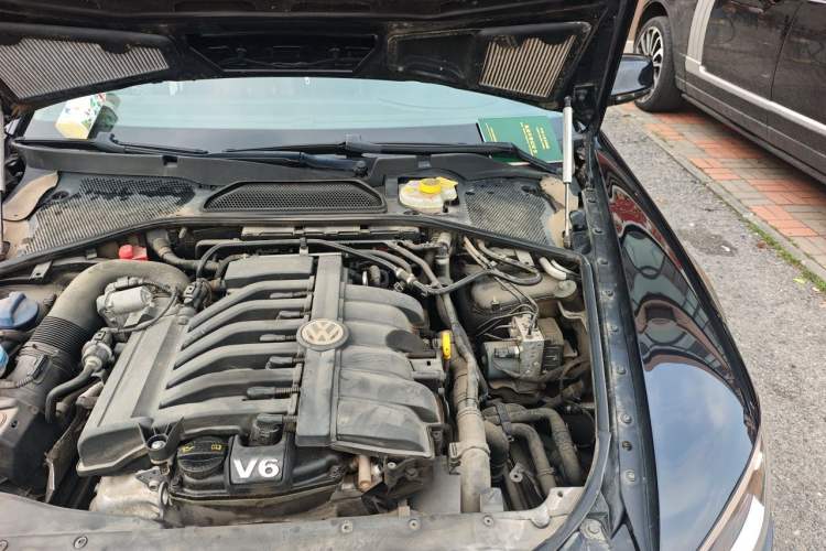 Used Volkswagen Phaeton 2015 3.0L Exclusive Edition Engine Bay Left