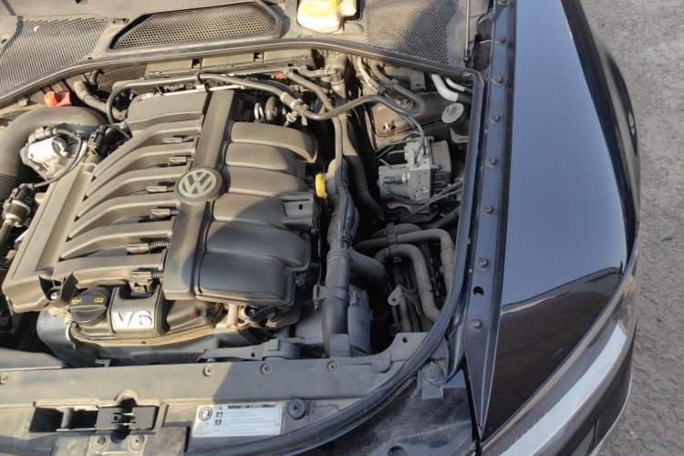 Used Volkswagen Phaeton 2015 3.0L Exclusive Edition Engine Bay Left