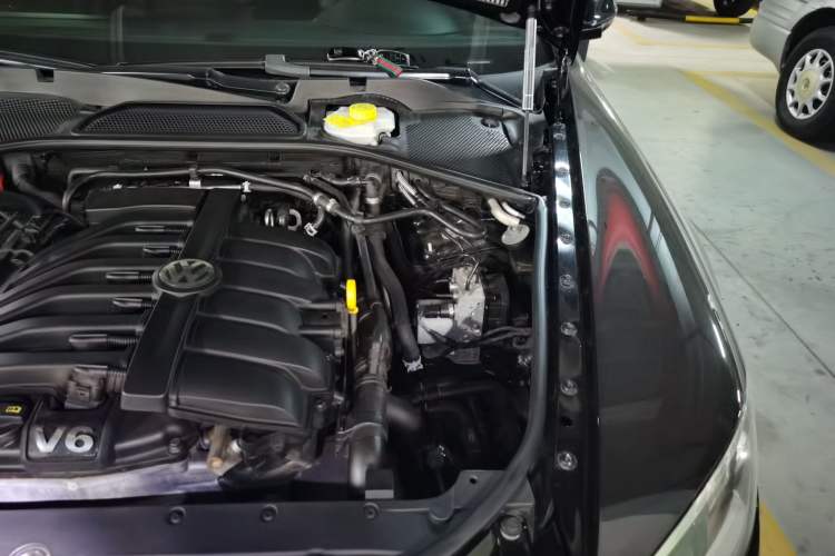 Used Volkswagen Phaeton 2015 3.0L Smart Edition Engine Bay Left