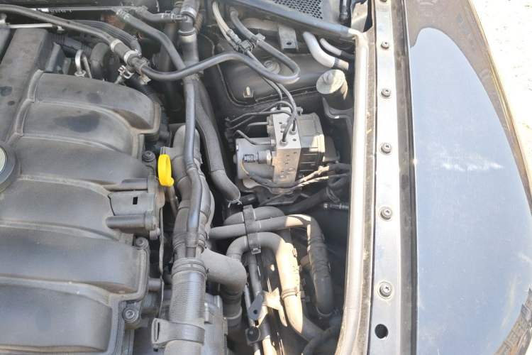 Used Volkswagen Phaeton 2015 3.0L Exclusive Edition Engine Bay Left