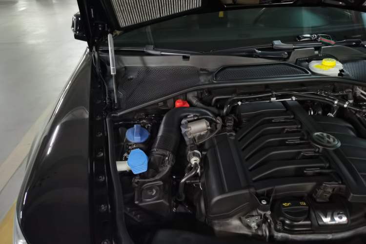 Used Volkswagen Phaeton 2015 3.0L Smart Edition Engine Bay Right