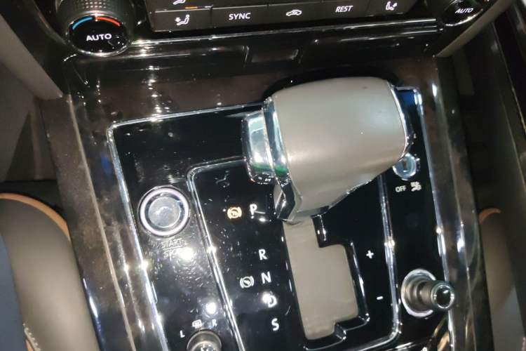 Used Volkswagen Phaeton 2015 3.0L Exclusive Edition Gear Lever