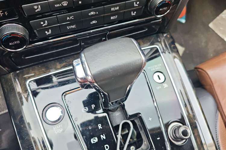 Used Volkswagen Phaeton 2015 3.0L Exclusive Edition Gear Lever