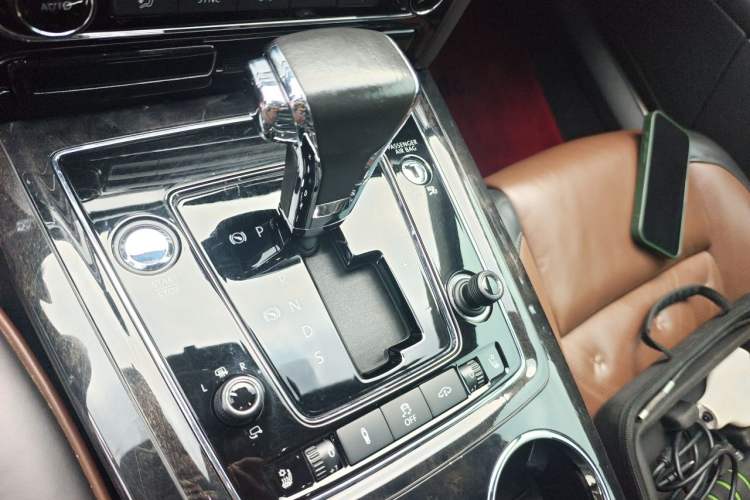 Used Volkswagen Phaeton 2015 3.0L Exclusive Edition Gear Lever