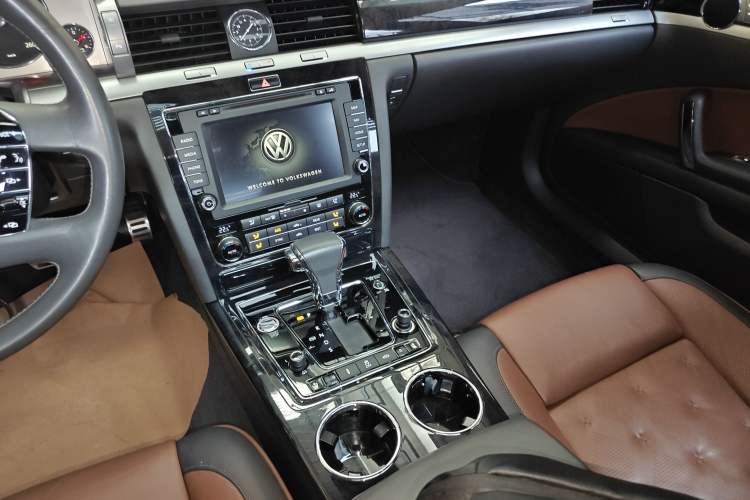 Used Volkswagen Phaeton 2015 3.0L Exclusive Edition Gear Lever