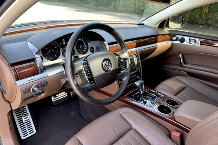 Used Volkswagen Phaeton 2015 3.0L Smart Edition Interior 9
