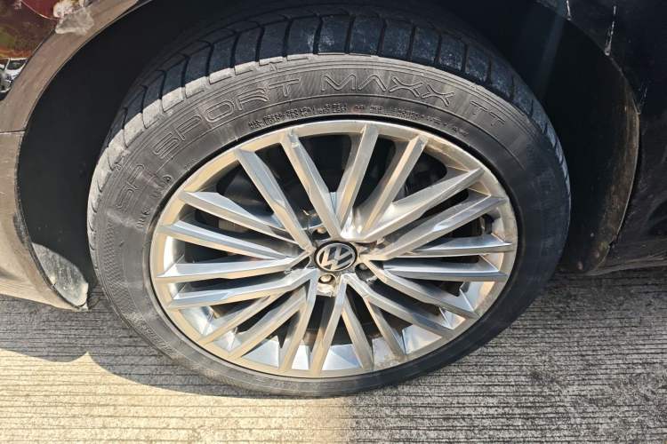 Used Volkswagen Phaeton 2015 3.0L Exclusive Edition Left Front Wheel Hub