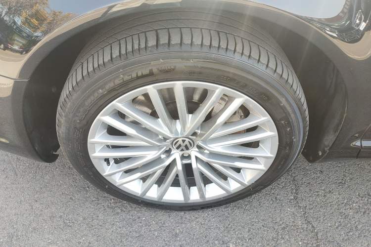Used Volkswagen Phaeton 2015 3.0L Exclusive Edition Left Front Wheel Hub