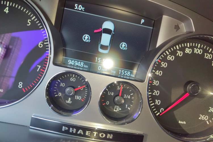 Used Volkswagen Phaeton 2015 3.0L Exclusive Edition Odometer Close Up