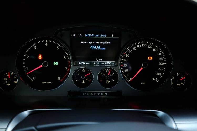Used Volkswagen Phaeton 2015 3.0L Exclusive Edition Odometer Close Up