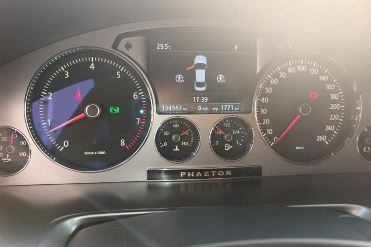Used Volkswagen Phaeton 2015 3.0L Exclusive Edition Odometer Close Up