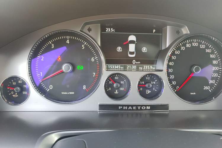 Used Volkswagen Phaeton 2015 3.0L Exclusive Edition Odometer Close Up