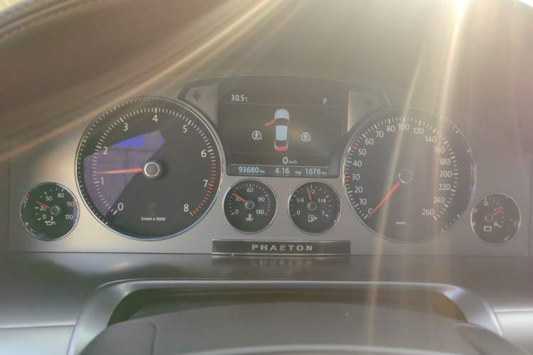 Used Volkswagen Phaeton 2015 3.0L Exclusive Edition Odometer Close Up
