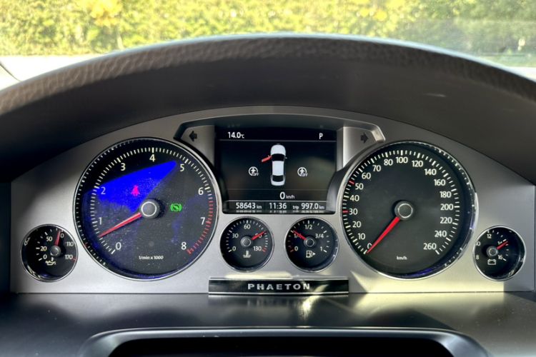 Used Volkswagen Phaeton 2015 3.0L Smart Edition Odometer Close Up